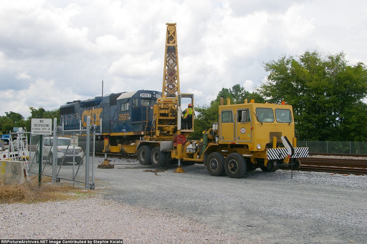 CSX 2657 AND HULCHER CRANE